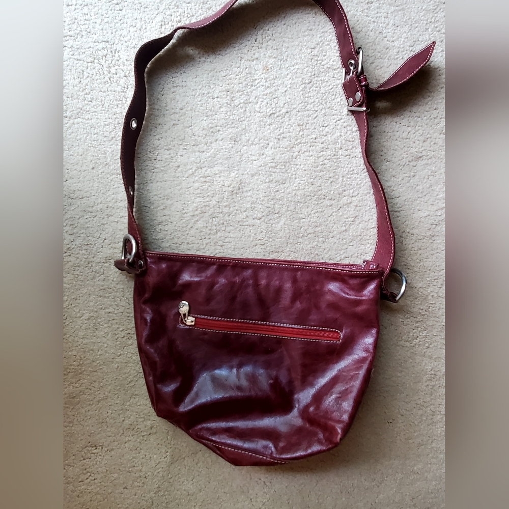 Italian leather burgundy shoulderbag. Beige lining.